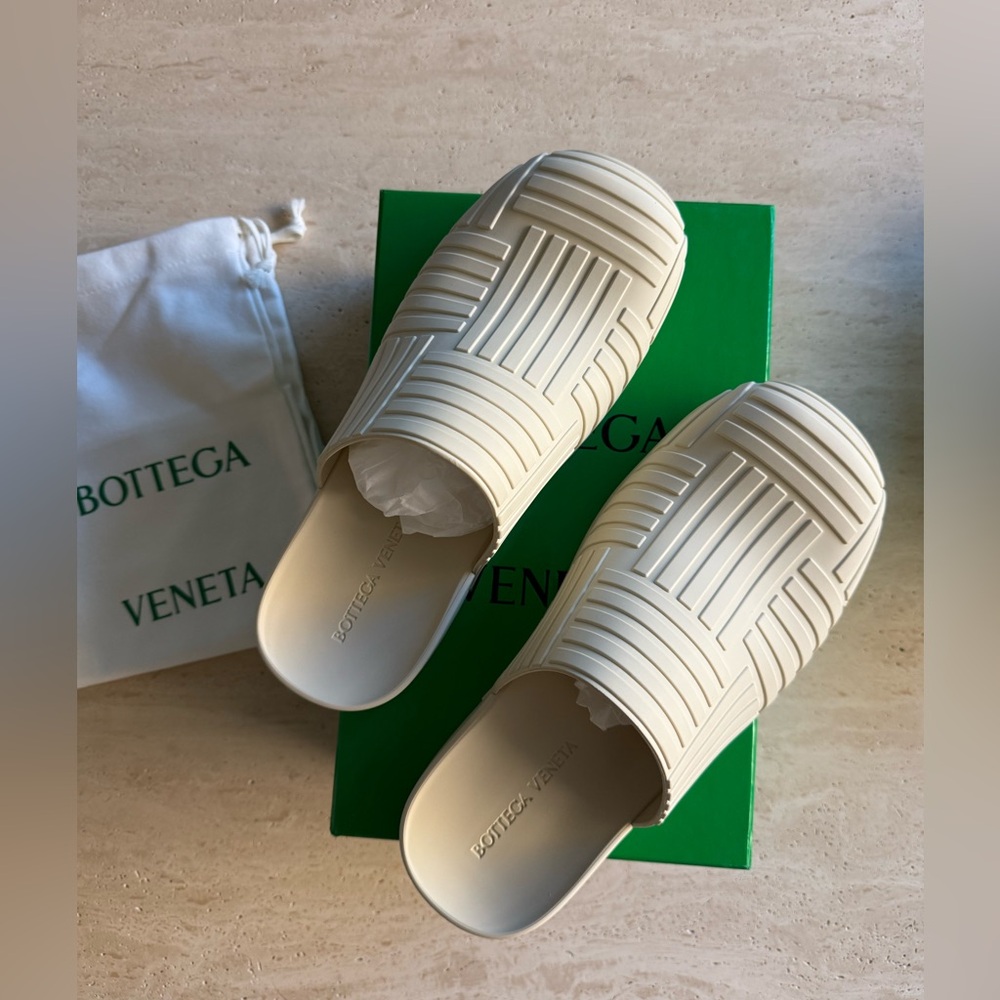 NWB BOTTEGA VENETA
Off-White Slider Loafers  US/12